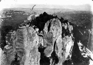 Sächsische Schweiz, Rathener Gebiet. Neurathen, Sieberturm und Steinschleuder gegen Honigsteinmassiv und Brand. Blick von der Bastei nach Osten