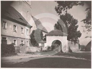 Eingangstor zurm Kirchhof der evangelischen Kirche Bad Dirsdorf