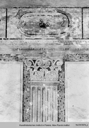 Wanddekoration mit Scheinsäulen und Groteskenfries