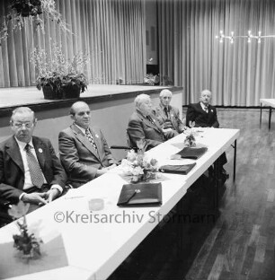 Kreishandwerkerschaft Stormarn: Oldesloer Festhalle: 5. Jahrestreffen: der Tisch des Versammlungspräsidiums mit Wilhelm Russmeier, stellvertretende Kreishandwerksmeister, Otto Löw, Kreishandwerksmeister, Wilhelm Marx, Präsident der Handwerkskammmer Lübeck, Edmund Helbig, Präsident der Handwerkskammer Hamburg und Ehrenkreishandwerksmeister Walter Reichler