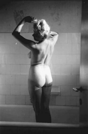 Bukarest: [Hotel] Lido: Hilda Sando im Bad