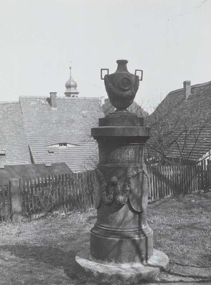 Stolpen. Grabmal auf dem alten Friedhof mit Urne : Stolpen. Alter Friedhof, später Grünanlage. Grabmal mit Urne (Sandstein, Ende 18. Jh.). Blick auf Wohnhäuser und Dachreiter des Rathauses