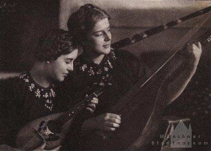 Musizierende Mädchen
