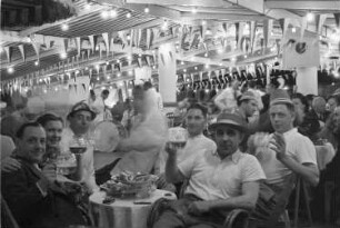 Bordleben Milwaukee. Bordfest. Festsaal mit Gruppe von Biertrinkern