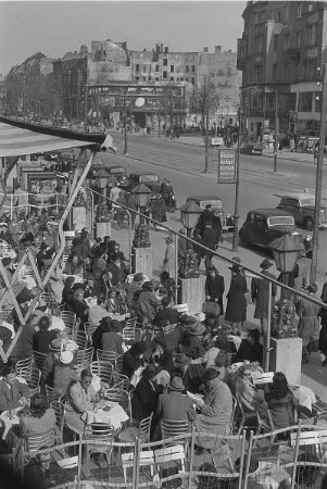Berlin. Blick auf ein Café am Kurfürstendamm