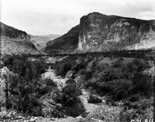 Große Schlucht : Hohe Felse, die eine große Schlucht begrenzen.