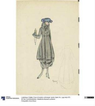 Frau in Kostüm mit langer Jacke