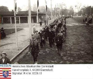 Darmstadt, 1936 Mai 1 / Maikundgebung, hier: Aufmarsch vor der Festhalle, im BVordergrund: SA-Männer