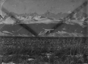 Gebirgszug : Panorama eines schneebedeckten Gebirgszugs vor einer Ebene im Tian Shan Hochgebirge