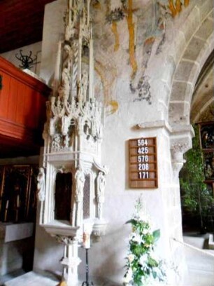 Langhaus Innen-Triumphbogen am Turmchor - Nordgewände mit farbiger Wandmalerei sowie Tabernakel mit plastischer Steinmetzarbeit