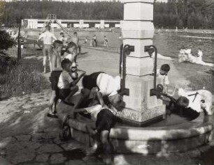 Freibad. Kinder am Brunnen