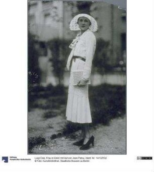 Frau in Kleid mit Hut von Jean Patou