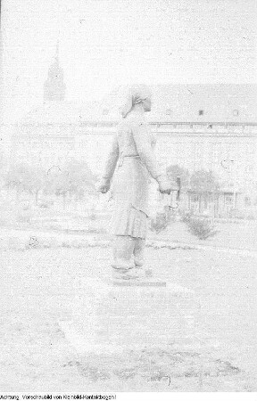Dresden, Altstadt, Bürgerwiese. Denkmal Trümmerfrau von Walter Reinhold, Eisenguss, 1952 (1. Standort), Oktober 1952