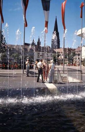 Freiburg: Springbrunnen vor der Kongresshalle, Hintergrund Münster, von oben, Farbaufnahme
