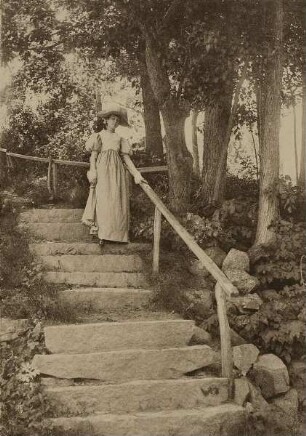 Wie sie die Treppe herunter kommt
