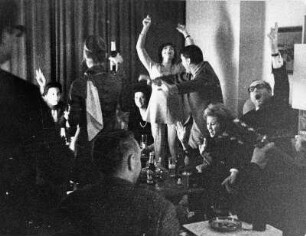 Es geht hoch her. Eine Partygesellschaft feiert.