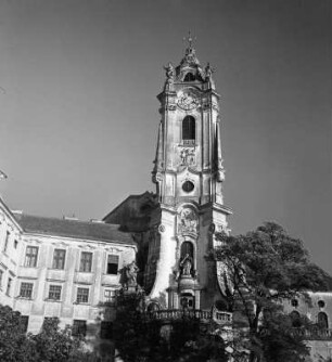 Donaufahrt Passau-Wien-Budapest. Dürnstein (Niederösterreich). Teilansicht der Pfarrkirche Mariä Himmelfahrt (1733)