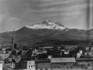 Kayseri und Erciyes Dağı : Blick über Kayseri zum Vulkan Erciyes Dağı.