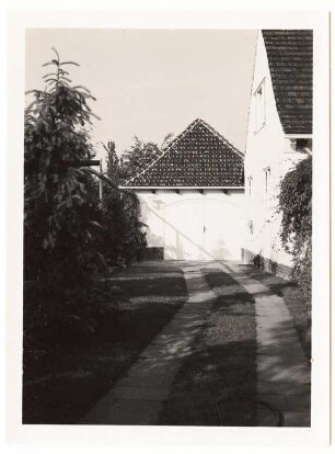 Garten Elsbeth Heddenhausen, Berlin-Zehlendorf: Remise mit Plattenweg