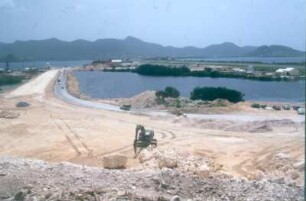 St. Maarten. Blick auf den Bau der Flughafenerweiterung. Im Vordergrund Bau der neuen Umgehungsstraßen
