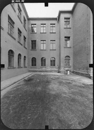 Leipzig-Lindenau, Merseburger Straße 56/58. Kommunale Berufsschule (Karl-Heine-Schule, um 1905). Hofansicht