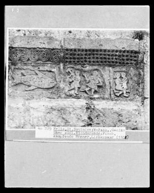 Reliefs mit Fisch, Zweikampf und Liebespaar