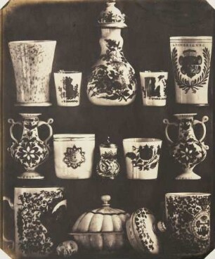 14 venezianische und deutsche Gläser und eine orientalische Glasvase aus Milch- und Opalglas, mit eingebrannter Vergoldung und Malerei, zwei Fünftel Naturgröße, 16., 17. und 18. Jahrhundert