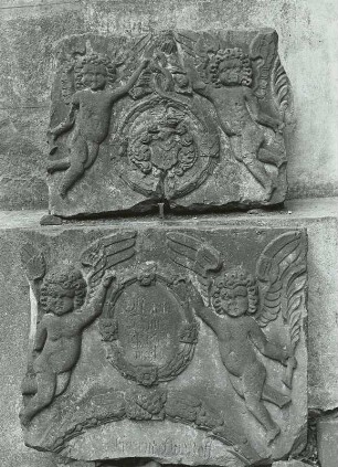 Bruchstücke von zwei Grabdenkmalen auf dem Friedhof in Stolpen
