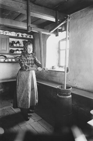 Schellerhau im Erzgebirge, Frau am Butterfaß