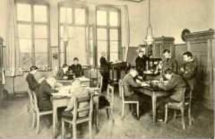 Wohnsaal mit schreibenden Jugendlichen im Königlichen Joachimsthalschen Gymnasium in Berlin-Wilmersdorf