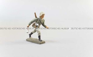 Massefigur: Sturmsoldat mit Handgranate und Spaten