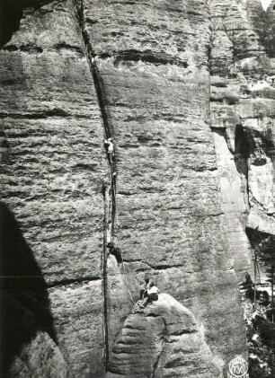 Sächsische Schweiz, Schrammsteine. Dreifingerturm. Seilschaft Ehrhardt Renger im Riß des Südweges