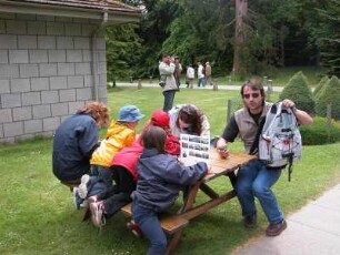 Touristen im Park von Balmoral Castle, dem schottischen Sommersitz der englischen Königsfamilie