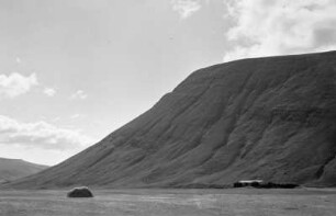 Abgeplatteter Berg mit tiefen Rinnen, Island