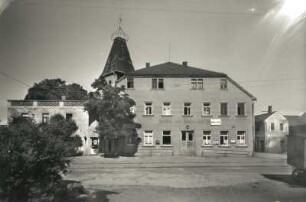 Groß-Dubrau (Bautzen), Ernst-Thälmann-Straße 2. Gasthof "Zum Sächsischen Jäger" (1900). Straßenfront mit Hinweisschild "Wahllokal"