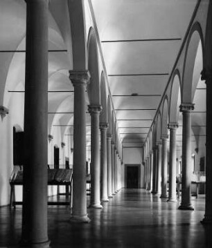 Florenz. Gewölbter Innenraum mit Säulenreihen