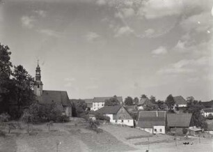 Ulbersdorf, Ortsansicht mit Dorfkirche von Süden