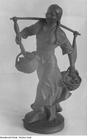 Kleinplastik einer Körbe tragenden Frau, Herbstmesse 1953