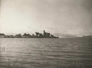 Wasserburg. Blick über den See zum Ort