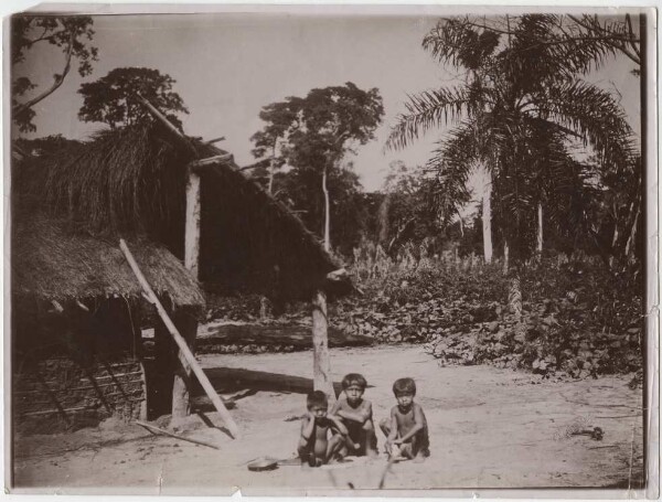 Kinder vor einer Hütte der Kainguá-Indianer