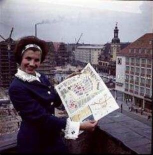 Leipziger Stadtführerin (Hostess) mit Stadtplan vor Marktplatz und altem Rathaus