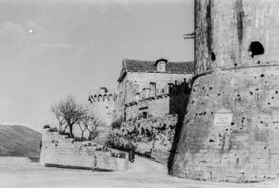Wehrturm : Unmittelbar am Wasser gelegene mittelalterliche Festungsanlage.