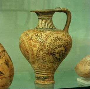Iraklion. Archäologisches Museum. Libationskrug, 20cm, mit Zweigdekor. Florastil, um 1600 v. Chr. Aus Palaikastro. P5