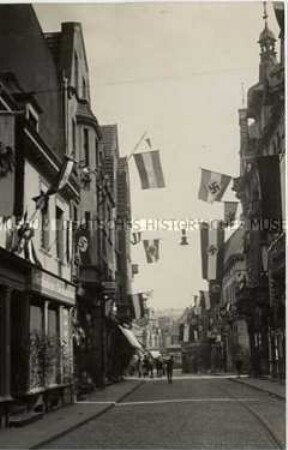 Die Grosse Weilstraße in Hattingen im Flaggenschmuck zum 1.Mai