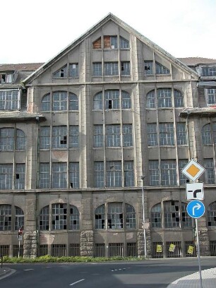 Aschersleben - Bauruine im Zentrum : Dieses Gebäude ist nicht die einzige Bauruine in der Innenstadt, Häuser in ganzen Straßenzügen sind vom Verfall bedroht. Aufgenommen am 30. Mai 2004 in Aschersleben