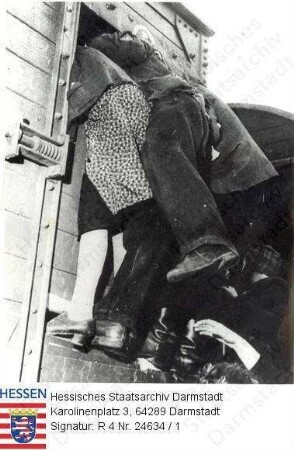 Darmstadt, 1945 April 4 / Plünderung eines Versorgungszuges im Darmstädter Hauptbahnhof nach dem Einmarsch der Amerikaner am 25. März 1945 / Aufnahme und englische Bildlegende