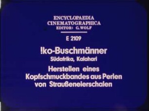 !ko-Buschmänner (Südafrika, Kalahari) - Herstellen eines Kopfschmuckbandes aus Perlen von Straußeneierschalen