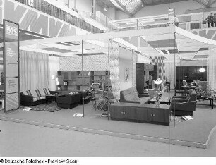 Ausstellungskoje mit Sitzmöbeln des VEB Berliner Polstermöbel