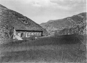 Landschaft : Bulgarien. Batschkowo-Kloster, Beinhaus. Anbaufeld und Gebirgslandschaft