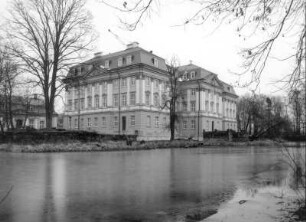 Zgorzelec-Radomierzyce (Radmeritz). Schloss Joachimstein (Pałac Radomierzyce). Ansicht über den Schlossgraben